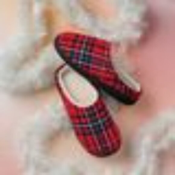 NWT - Studio 1886 Red Plaid Slippers - Size M (7-8) - Picture 5 of 6